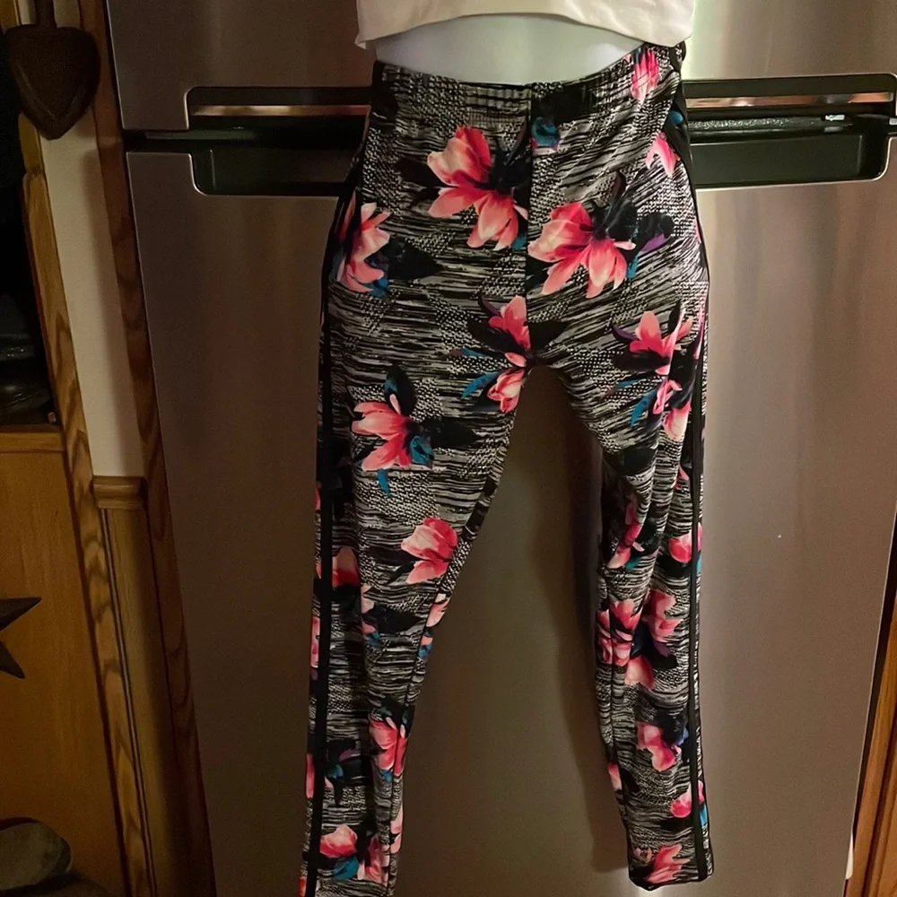 ‼️Free with Purchase‼️ Floral Leggings 🌺💜🦋 - Picture 4 of 13